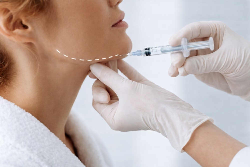 Tratamiento médico de perfilado mandibular para definir la línea mandibular en Valencia